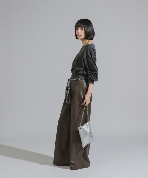 Chick（チック）の「Vintage-Style Off-Shoulder Cropped Sweatshirt / オフショルダーショート丈スウェット（スウェット・レディース・ブラック/ブルー・FREE）」の10枚目の写真