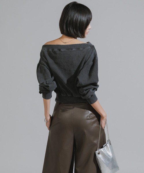 Chick（チック）の「Vintage-Style Off-Shoulder Cropped Sweatshirt / オフショルダーショート丈スウェット（スウェット・レディース・ブラック/ブルー・FREE）」の5枚目の写真
