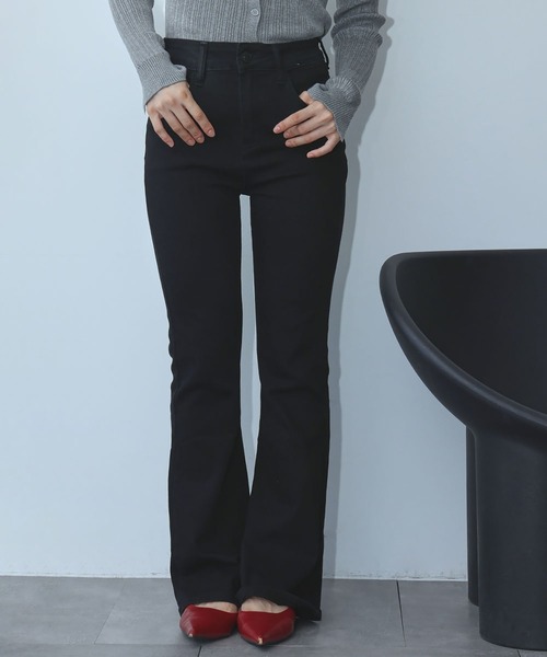 Ampirula(アンピルーラ)の「綿混 ストレッチ フレア デニムパンツ(デニムパンツ・レディース・ブルー/ブラック・26/27)」の2枚目の写真