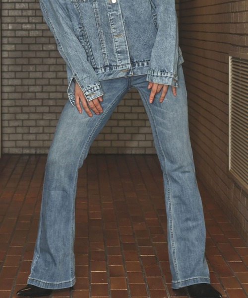Ampirula(アンピルーラ)の「綿混 ストレッチ フレア デニムパンツ(デニムパンツ・レディース・ブルー/ブラック・26/27)」の5枚目の写真