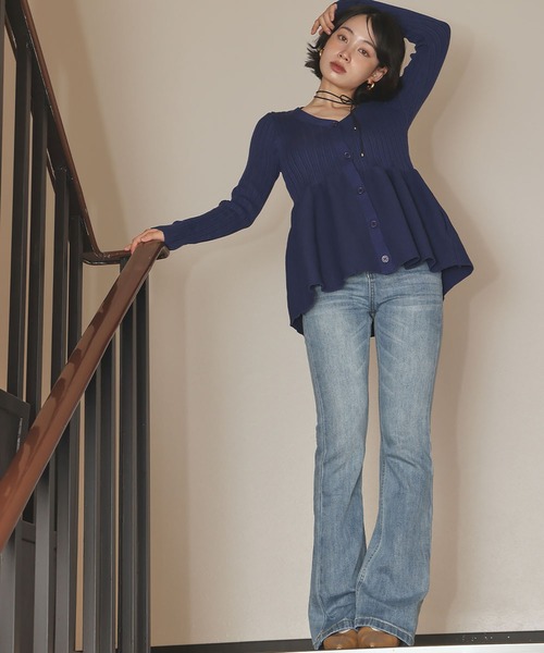 Ampirula(アンピルーラ)の「綿混 ストレッチ フレア デニムパンツ(デニムパンツ・レディース・ブルー/ブラック・26/27)」の8枚目の写真