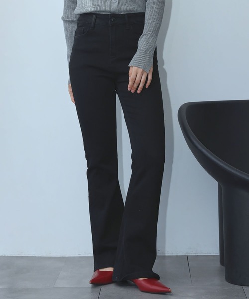 Ampirula(アンピルーラ)の「綿混 ストレッチ フレア デニムパンツ(デニムパンツ・レディース・ブルー/ブラック・26/27)」の9枚目の写真