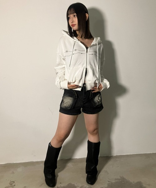 .KOM(ドットコム)の「A'GEM/9 × .kom 『.KOM/ドットケーオーエム』 Y2K Washed Big Pocket Denim Shorts/Y2K ウォッシュ加工 ビッグポケット デニムショートパンツ(デニムパンツ・レディース・ブラック・S)」の6枚目の写真