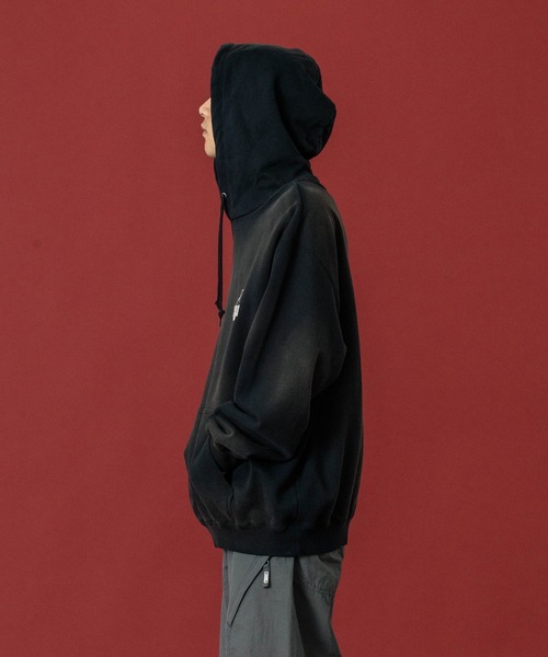 XLARGE（エクストララージ）の「DISCHARGE PRINTED SLANTED OG HOODED SWEATSHIRT（パーカー・メンズ・ブラック/パープル/ブラウン・XXL/XL/L/M/S）」の4枚目の写真