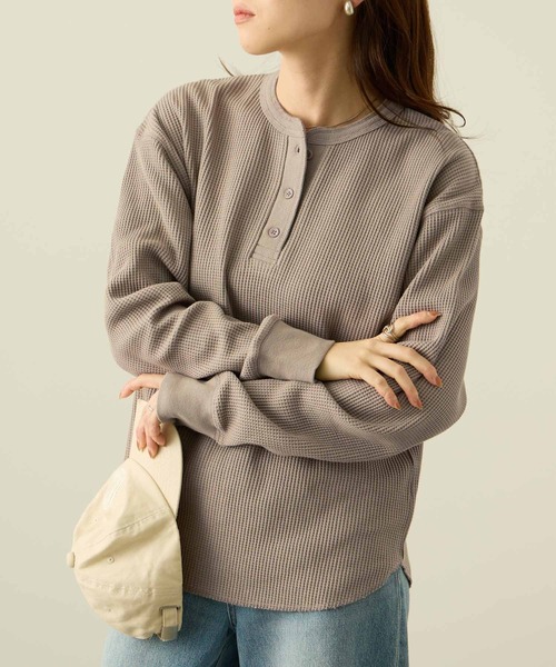 NAVY（ネイビー）の「nAvy リラックスFITワッフルヘンリーネックロングTシャツ（Tシャツ/カットソー・メンズ・ベージュ/チャコールグレー/杢グレー/アイボリー・XL/L/M/S）」の4枚目の写真