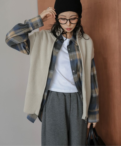 La-gemme(ラジェム)の「ハイネックWジップニットベスト(ベスト・レディース・ブラック/グレー/ベージュ/モカ・フリー)」の4枚目の写真