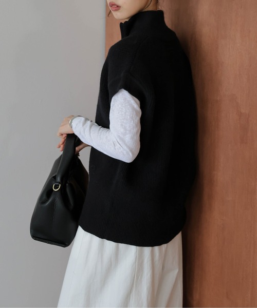 La-gemme(ラジェム)の「ハイネックWジップニットベスト(ベスト・レディース・ブラック/グレー/ベージュ/モカ・フリー)」の9枚目の写真