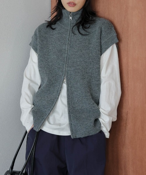 La-gemme(ラジェム)の「ハイネックWジップニットベスト(ベスト・レディース・ブラック/グレー/ベージュ/モカ・フリー)」の14枚目の写真