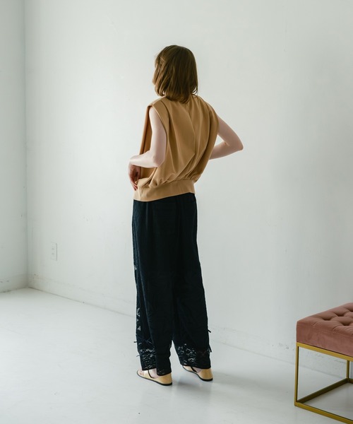 WHYTO.(ホワイト)の「「WHYTO. / ホワイト」ショルダータックトップス(Tシャツ/カットソー・レディース・ベージュ/ブラック/ブラウン/オフホワイト・38/36)」の9枚目の写真