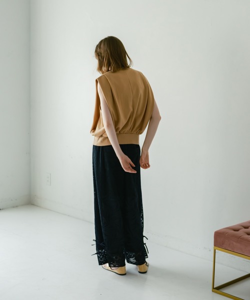 WHYTO.(ホワイト)の「「WHYTO. / ホワイト」ショルダータックトップス(Tシャツ/カットソー・レディース・ベージュ/ブラック/ブラウン/オフホワイト・38/36)」の10枚目の写真
