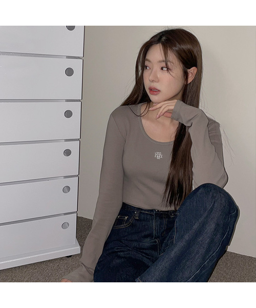 muahmuah（ムーアムーア）の「スティッチUネックコットンスパン長袖Tシャツ[5色]（Tシャツ/カットソー・レディース・ブラック/カーキ/グレー/ホワイト/ブラウン・FREE）」の4枚目の写真