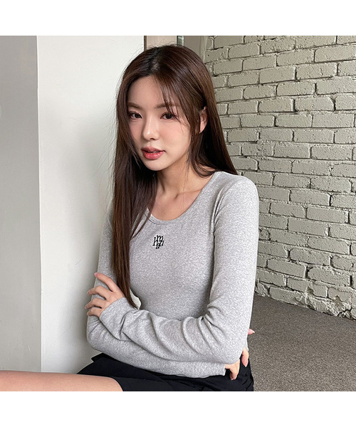 muahmuah（ムーアムーア）の「スティッチUネックコットンスパン長袖Tシャツ[5色]（Tシャツ/カットソー・レディース・ブラック/カーキ/グレー/ホワイト/ブラウン・FREE）」の3枚目の写真