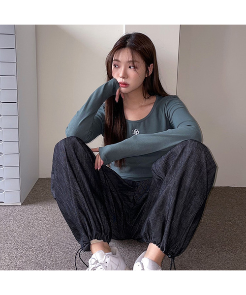 muahmuah（ムーアムーア）の「スティッチUネックコットンスパン長袖Tシャツ[5色]（Tシャツ/カットソー・レディース・ブラック/カーキ/グレー/ホワイト/ブラウン・FREE）」の5枚目の写真