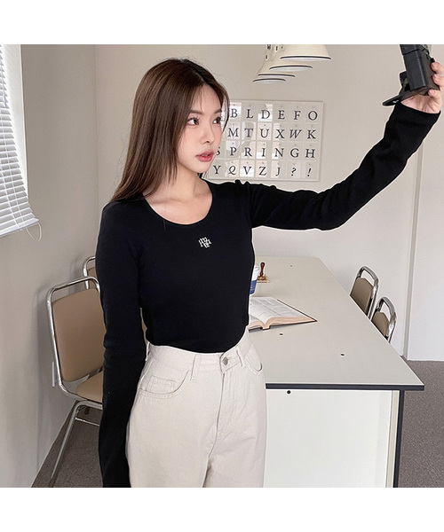 muahmuah（ムーアムーア）の「スティッチUネックコットンスパン長袖Tシャツ[5色]（Tシャツ/カットソー・レディース・ブラック/カーキ/グレー/ホワイト/ブラウン・FREE）」の2枚目の写真