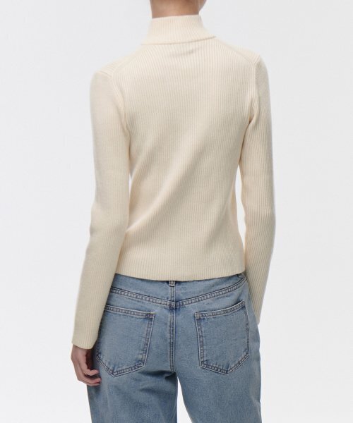 MUSINSA STANDARD WOMAN（ムシンサスタンダードウーマン）の「ウィメンズリブスリムニットジップアップ[クリーム]（ニット/セーター・レディース・その他・SMALL/MEDIUM/LARGE）」の4枚目の写真