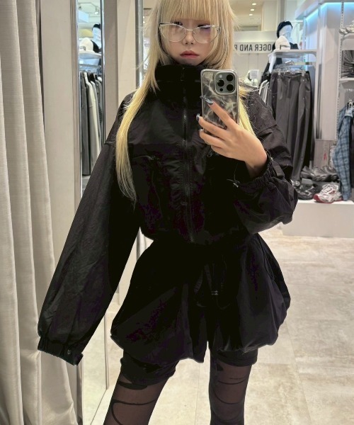 Never mind the XU / Chikashitsu+(ネバーマインド ザ エックスユー / チカシツプラス)の「【Nerd out XU】nylon crop jacket / 【ナードアウトエックスユー】ナイロン風クロップドジャケット <着用動画あり>(ブルゾン・メンズ・グレー/ブラック・ONE SIZE)」の2枚目の写真