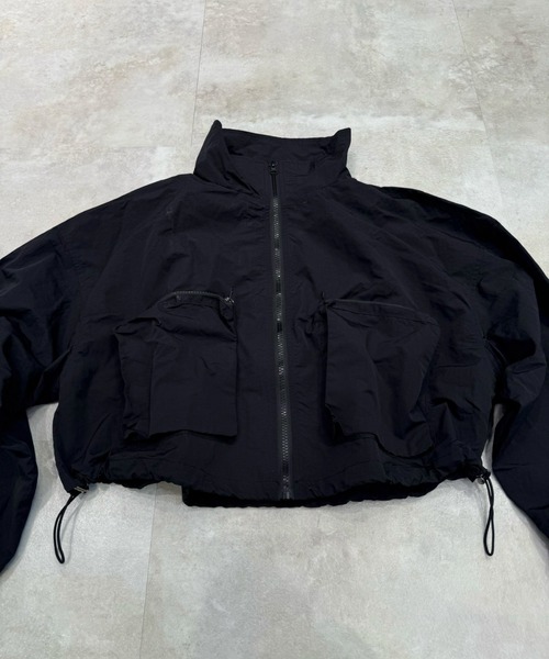 Never mind the XU / Chikashitsu+(ネバーマインド ザ エックスユー / チカシツプラス)の「【Nerd out XU】nylon crop jacket / 【ナードアウトエックスユー】ナイロン風クロップドジャケット <着用動画あり>(ブルゾン・メンズ・グレー/ブラック・ONE SIZE)」の5枚目の写真