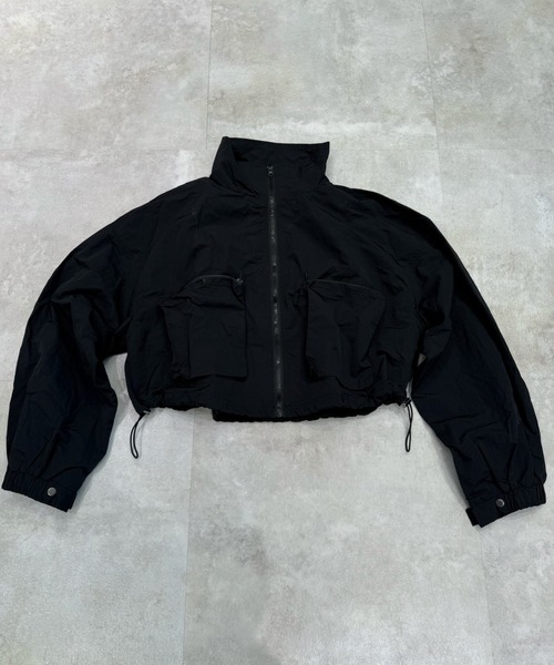 Never mind the XU / Chikashitsu+(ネバーマインド ザ エックスユー / チカシツプラス)の「【Nerd out XU】nylon crop jacket / 【ナードアウトエックスユー】ナイロン風クロップドジャケット <着用動画あり>(ブルゾン・メンズ・グレー/ブラック・ONE SIZE)」の6枚目の写真