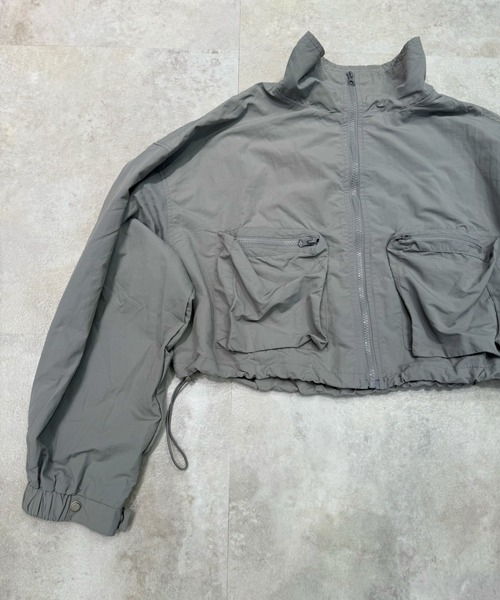 Never mind the XU / Chikashitsu+(ネバーマインド ザ エックスユー / チカシツプラス)の「【Nerd out XU】nylon crop jacket / 【ナードアウトエックスユー】ナイロン風クロップドジャケット <着用動画あり>(ブルゾン・メンズ・グレー/ブラック・ONE SIZE)」の16枚目の写真