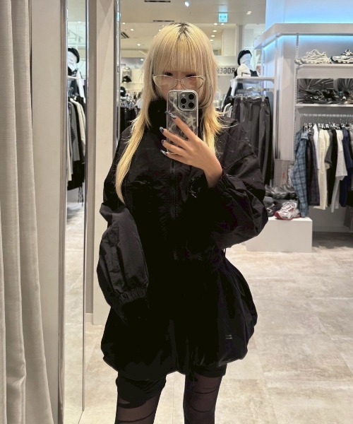 Never mind the XU / Chikashitsu+(ネバーマインド ザ エックスユー / チカシツプラス)の「【Nerd out XU】nylon crop jacket / 【ナードアウトエックスユー】ナイロン風クロップドジャケット <着用動画あり>(ブルゾン・メンズ・グレー/ブラック・ONE SIZE)」の4枚目の写真