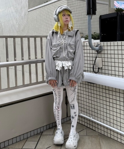 Never mind the XU / Chikashitsu+(ネバーマインド ザ エックスユー / チカシツプラス)の「【Nerd out XU】nylon crop jacket / 【ナードアウトエックスユー】ナイロン風クロップドジャケット <着用動画あり>(ブルゾン・メンズ・グレー/ブラック・ONE SIZE)」の9枚目の写真