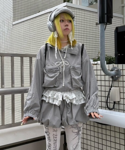 Never mind the XU / Chikashitsu+(ネバーマインド ザ エックスユー / チカシツプラス)の「【Nerd out XU】nylon crop jacket / 【ナードアウトエックスユー】ナイロン風クロップドジャケット <着用動画あり>(ブルゾン・メンズ・グレー/ブラック・ONE SIZE)」の12枚目の写真