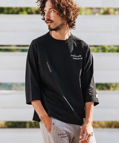 1minute 1second（ワンミニットワンセカンド）の「mt10111-cursive embroidery half sleeve T-shirt Tシャツ(1M26H310)（Tシャツ/カットソー・メンズ・グレイッシュベージュ/ブラック/ホワイト・S/M/L/XL）」の2枚目の写真