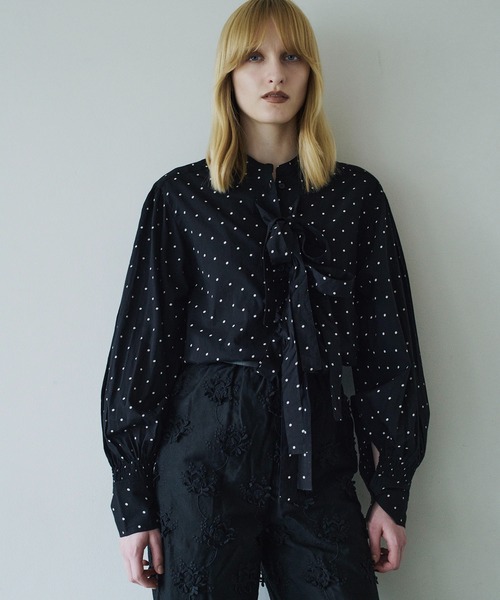 crinkle crinkle crinkle（クリンクルクリンクルクリンクル）の「【crinkle crinkle crinkle】ribbon blouse/リボンブラウス（シャツ/ブラウス・レディース・ブラック/ドット/ホワイト・FREE）」の3枚目の写真