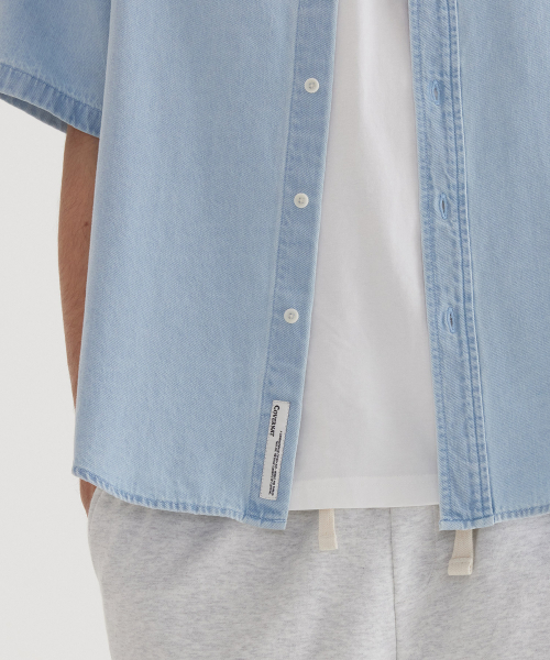 COVERNAT(カバーナット)の「Cロゴデニムハーフシャツライトブルー(シャツ/ブラウス・レディース・その他・SMALL/MEDIUM/LARGE/X-LARGE/XX-LARGE/X-SMALL)」の2枚目の写真