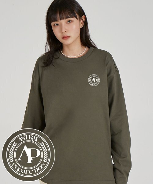 ASTRAL PROJECTION(アストラルプロジェクション)の「スポーティエンブレムラウンドネック13番手コットンロングスリーブTシャツ_カーキ(Tシャツ/カットソー・レディース・その他・LARGE/X-LARGE)」の1枚目の写真