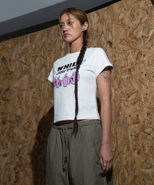 WHILE(ワイル)の「BORN TO WALL T-SHIRT FOR WOMEN(Tシャツ/カットソー・レディース・その他・SMALL/MEDIUM)」の2枚目の写真