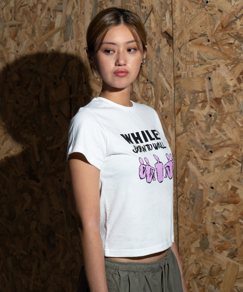 WHILE(ワイル)の「BORN TO WALL T-SHIRT FOR WOMEN(Tシャツ/カットソー・レディース・その他・SMALL/MEDIUM)」の6枚目の写真
