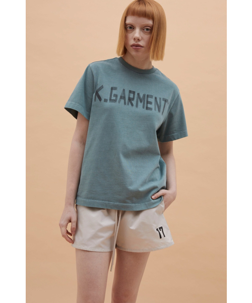 K-GARMENT(カメント)の「(UNI) ハンドペインティングロゴオーバーT OIL GREEN(Tシャツ/カットソー・レディース・その他・SMALL/LARGE/X-LARGE)」の2枚目の写真