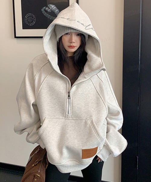 Dalfwin(ダールフィン)の「韓国ファッション RICECAKEフードロゴハーフジップフーディ(パーカー・レディース・ブラック/グレー・FREE)」の1枚目の写真