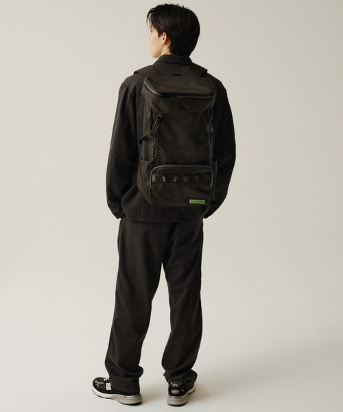 KiU(キウ)の「大容量マルチファンクショナル フラップバックパック 15インチPC対応(32L)(バックパック/リュック・メンズ・ブラック・FREE)」の4枚目の写真