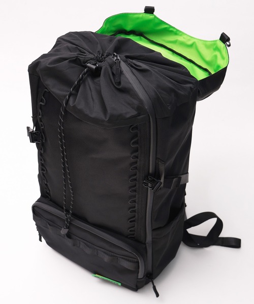 KiU(キウ)の「大容量マルチファンクショナル フラップバックパック 15インチPC対応(32L)(バックパック/リュック・メンズ・ブラック・FREE)」の13枚目の写真