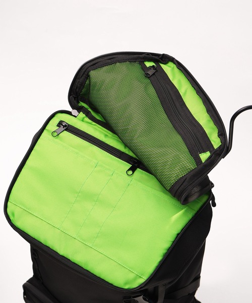 KiU(キウ)の「大容量マルチファンクショナル フラップバックパック 15インチPC対応(32L)(バックパック/リュック・メンズ・ブラック・FREE)」の17枚目の写真
