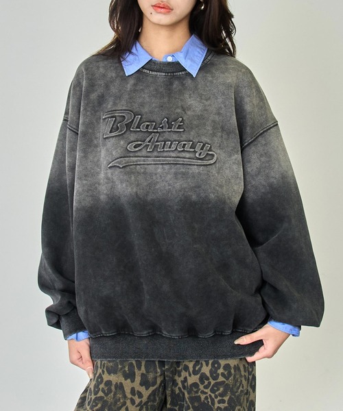 ANAP（アナップ）の「ウォッシュ加工 グラデーション エンボスロゴ スウェット プルオーバー（スウェット・レディース・ブラック/ピンク・F）」の2枚目の写真