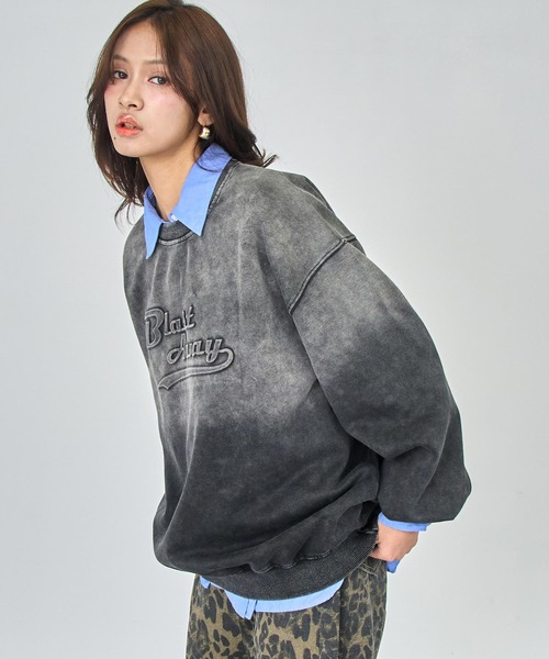 ANAP（アナップ）の「ウォッシュ加工 グラデーション エンボスロゴ スウェット プルオーバー（スウェット・レディース・ブラック/ピンク・F）」の4枚目の写真