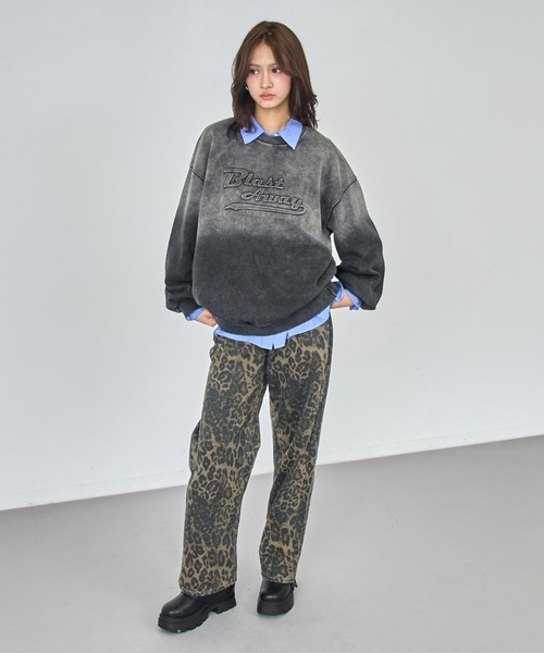 ANAP（アナップ）の「ウォッシュ加工 グラデーション エンボスロゴ スウェット プルオーバー（スウェット・レディース・ブラック/ピンク・F）」の6枚目の写真