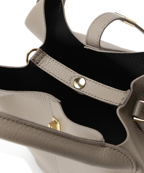 VIOLAd'ORO（ヴィオラドーロ）の「VIOLAd’ORO (ヴィオラドーロ) TRERO / V-1573 イタリアンWフェイスレザーベルトトート（ハンドバッグ・レディース・ブラック/グレー・F）」の19枚目の写真