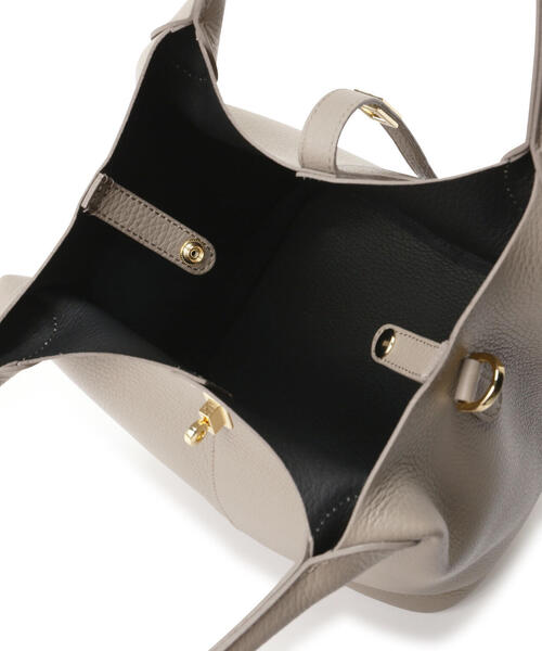 VIOLAd'ORO（ヴィオラドーロ）の「VIOLAd’ORO (ヴィオラドーロ) TRERO / V-1573 イタリアンWフェイスレザーベルトトート（ハンドバッグ・レディース・ブラック/グレー・F）」の20枚目の写真