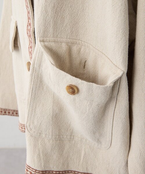 ear PAPILLONNER(イアパピヨネ)の「花柄刺しゅうジャケット【SUM1 STYLE】(その他アウター・レディース・グレイッシュベージュ・FREE)」の4枚目の写真
