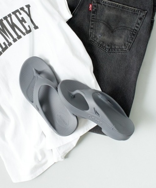 OOFOS（ウーフォス）の「[OOFOS/ウーフォス] OORIGINAL リカバリーサンダル（サンダル・レディース・ベージュ/グレー/ブラック/ブルー・3/4/5/6/7/8/9/10）」の3枚目の写真