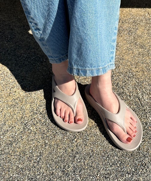 OOFOS（ウーフォス）の「[OOFOS/ウーフォス] OORIGINAL リカバリーサンダル（サンダル・レディース・ベージュ/グレー/ブラック/ブルー・3/4/5/6/7/8/9/10）」の20枚目の写真