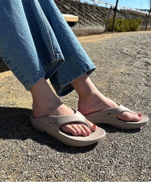 OOFOS（ウーフォス）の「[OOFOS/ウーフォス] OORIGINAL リカバリーサンダル（サンダル・レディース・ベージュ/グレー/ブラック/ブルー・3/4/5/6/7/8/9/10）」の21枚目の写真