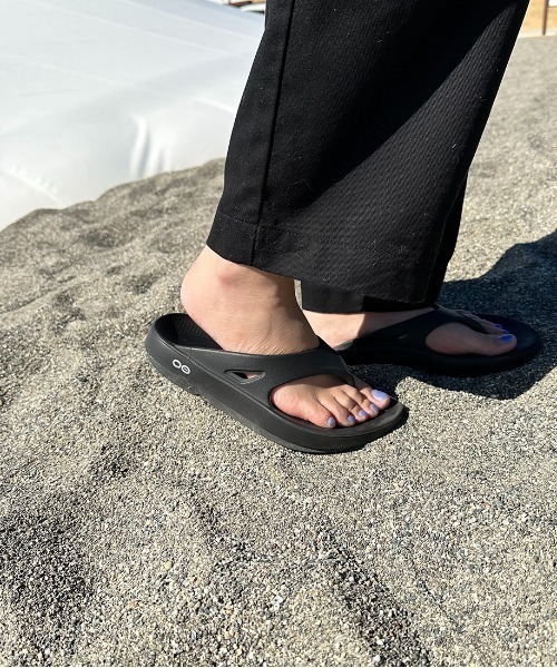 OOFOS（ウーフォス）の「[OOFOS/ウーフォス] OORIGINAL リカバリーサンダル（サンダル・レディース・ベージュ/グレー/ブラック/ブルー・3/4/5/6/7/8/9/10）」の8枚目の写真