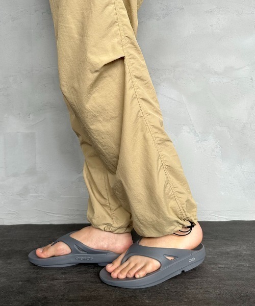 OOFOS（ウーフォス）の「[OOFOS/ウーフォス] OORIGINAL リカバリーサンダル（サンダル・レディース・ベージュ/グレー/ブラック/ブルー・3/4/5/6/7/8/9/10）」の19枚目の写真