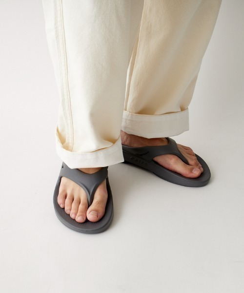 OOFOS（ウーフォス）の「[OOFOS/ウーフォス] OORIGINAL リカバリーサンダル（サンダル・レディース・ベージュ/グレー/ブラック/ブルー・3/4/5/6/7/8/9/10）」の16枚目の写真