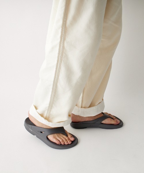 OOFOS（ウーフォス）の「[OOFOS/ウーフォス] OORIGINAL リカバリーサンダル（サンダル・レディース・ベージュ/グレー/ブラック/ブルー・3/4/5/6/7/8/9/10）」の17枚目の写真